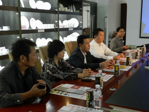 11月5日下午，自治區(qū)統(tǒng)戰(zhàn)部副部長、工商聯(lián)黨組書記劉長林率領(lǐng)統(tǒng)戰(zhàn)部調(diào)研組一行蒞臨仲禮集團考察，深入了解企業(yè)生產(chǎn)經(jīng)營情況、存在問題以及征求企業(yè)的意見，受到了集團營運總裁陳向陽的熱情接待。陳總為劉長林一行介紹了公司的發(fā)展情況并就共同關(guān)心的話題相互交流了意見。