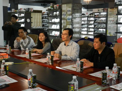 11月5日下午，自治區(qū)統(tǒng)戰(zhàn)部副部長、工商聯(lián)黨組書記劉長林率領(lǐng)統(tǒng)戰(zhàn)部調(diào)研組一行蒞臨仲禮集團考察，深入了解企業(yè)生產(chǎn)經(jīng)營情況、存在問題以及征求企業(yè)的意見，受到了集團營運總裁陳向陽的熱情接待。陳總為劉長林一行介紹了公司的發(fā)展情況并就共同關(guān)心的話題相互交流了意見。