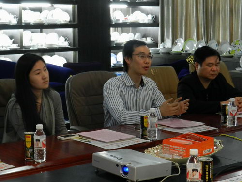 11月5日下午，自治區(qū)統(tǒng)戰(zhàn)部副部長、工商聯(lián)黨組書記劉長林率領(lǐng)統(tǒng)戰(zhàn)部調(diào)研組一行蒞臨仲禮集團考察，深入了解企業(yè)生產(chǎn)經(jīng)營情況、存在問題以及征求企業(yè)的意見，受到了集團營運總裁陳向陽的熱情接待。陳總為劉長林一行介紹了公司的發(fā)展情況并就共同關(guān)心的話題相互交流了意見。