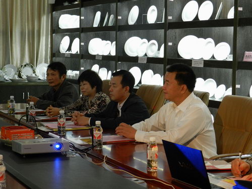 11月5日下午，自治區(qū)統(tǒng)戰(zhàn)部副部長、工商聯(lián)黨組書記劉長林率領(lǐng)統(tǒng)戰(zhàn)部調(diào)研組一行蒞臨仲禮集團考察，深入了解企業(yè)生產(chǎn)經(jīng)營情況、存在問題以及征求企業(yè)的意見，受到了集團營運總裁陳向陽的熱情接待。陳總為劉長林一行介紹了公司的發(fā)展情況并就共同關(guān)心的話題相互交流了意見。