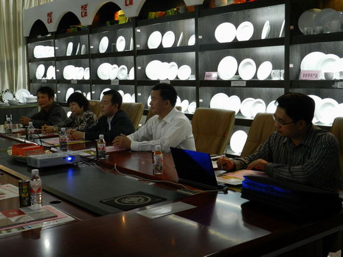 11月5日下午，自治區(qū)統(tǒng)戰(zhàn)部副部長、工商聯(lián)黨組書記劉長林率領(lǐng)統(tǒng)戰(zhàn)部調(diào)研組一行蒞臨仲禮集團考察，深入了解企業(yè)生產(chǎn)經(jīng)營情況、存在問題以及征求企業(yè)的意見，受到了集團營運總裁陳向陽的熱情接待。陳總為劉長林一行介紹了公司的發(fā)展情況并就共同關(guān)心的話題相互交流了意見。