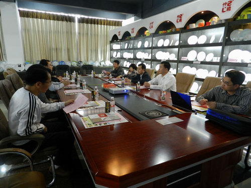 11月5日下午，自治區(qū)統(tǒng)戰(zhàn)部副部長、工商聯(lián)黨組書記劉長林率領(lǐng)統(tǒng)戰(zhàn)部調(diào)研組一行蒞臨仲禮集團考察，深入了解企業(yè)生產(chǎn)經(jīng)營情況、存在問題以及征求企業(yè)的意見，受到了集團營運總裁陳向陽的熱情接待。陳總為劉長林一行介紹了公司的發(fā)展情況并就共同關(guān)心的話題相互交流了意見。