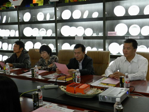 11月5日下午，自治區(qū)統(tǒng)戰(zhàn)部副部長、工商聯(lián)黨組書記劉長林率領(lǐng)統(tǒng)戰(zhàn)部調(diào)研組一行蒞臨仲禮集團考察，深入了解企業(yè)生產(chǎn)經(jīng)營情況、存在問題以及征求企業(yè)的意見，受到了集團營運總裁陳向陽的熱情接待。陳總為劉長林一行介紹了公司的發(fā)展情況并就共同關(guān)心的話題相互交流了意見。