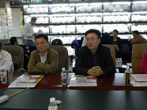 2012年11月7日下午，廣西區(qū)監(jiān)察廳江紅兵副廳長一行，在玉林市紀(jì)委蔡家廣、韋世漢和北流紀(jì)委盧祖玉、丘敏、梁夏等領(lǐng)導(dǎo)的陪同下，深入仲禮集團(tuán)公司調(diào)研行政效能監(jiān)察工作。